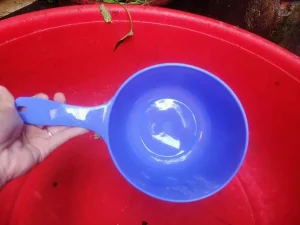 sản phẩm gáo nhựa múc nước có cán Vĩ Hưng