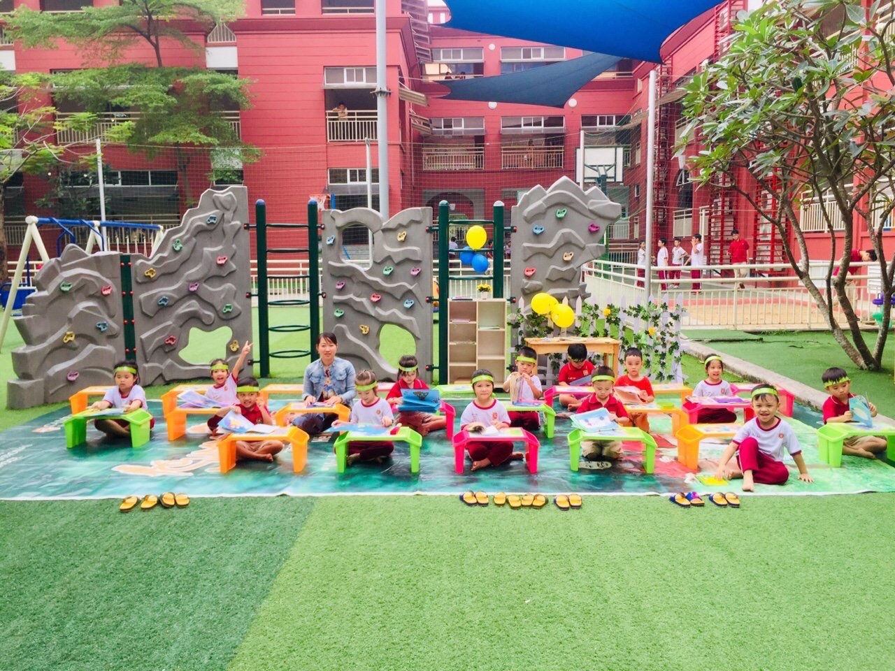 Bàn nhựa trẻ em Vĩ Hưng