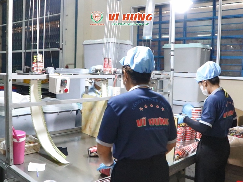 Các nhân viên Nhựa Vĩ Hưng đóng gói ly nhựa bọc giấy sản phẩm của Thiên Hương Food