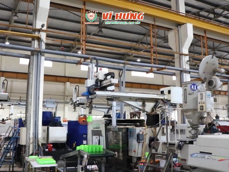 Cánh tay Robot tự động gắp sản phẩm, đảm bảo chu kỳ sản xuất ổn định