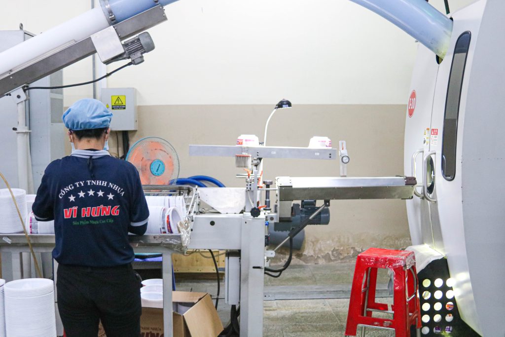 Hoạt động sản xuất tô mì ở xưởng Nhựa Vĩ Hưng