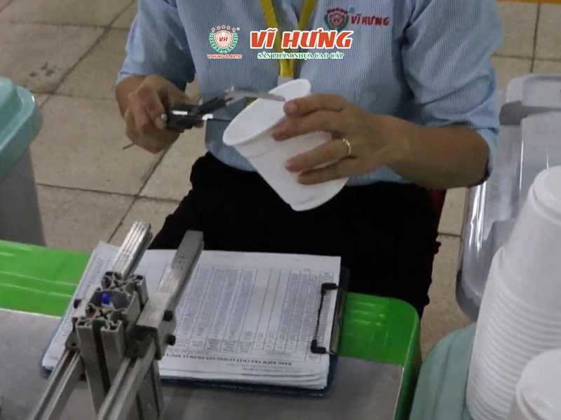 Nhân viên Nhựa Vĩ Hưng kiểm tra ngẫu nhiên thành phẩm và ghi lại kết quả
