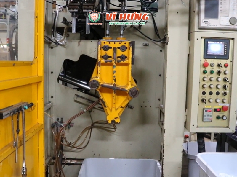 Máy thổi công suất lớn với hệ thống tự động cắt gọt bavia (Auto De-flashing), tạo ra sản phẩm hoàn thiện ngay tại khuôn