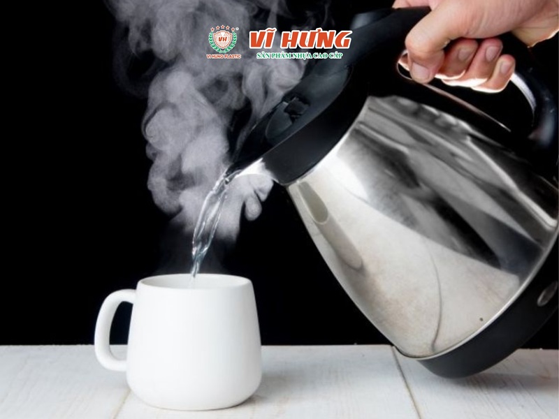Đung nước đến khi sôi 100 độ, sẽ giúp giảm 90% lượng vi nhựa chứa trong nước