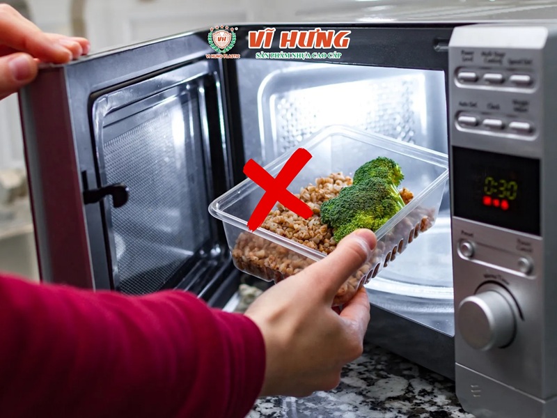 Không hộp nhựa vào lò vi sóng quá 5 phút nếu không phải là loại nhựa chuyên dụng