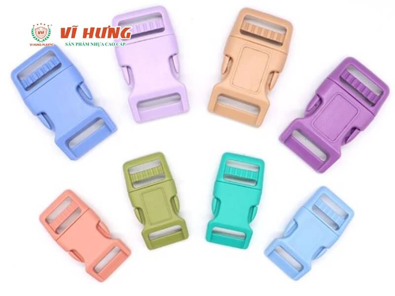 Các đầu khóa kéo nhiều màu minh họa ứng dụng nhựa POM trong chi tiết cơ khí chính xác nhỏ