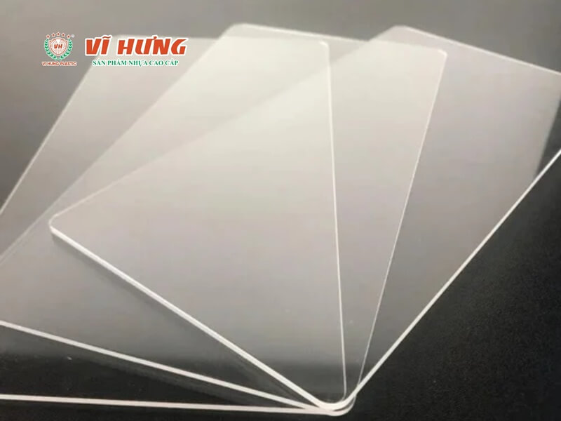 Các tấm nhựa trong suốt bề mặt cứng cao thường dùng cho ứng dụng cần chống trầy và giữ độ bóng lâu dài