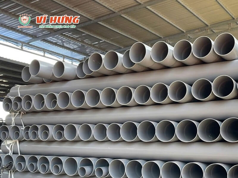 Hệ thống ống nhựa cứng trong công trình minh họa khả năng chịu nhiệt và độ bền của vật liệu