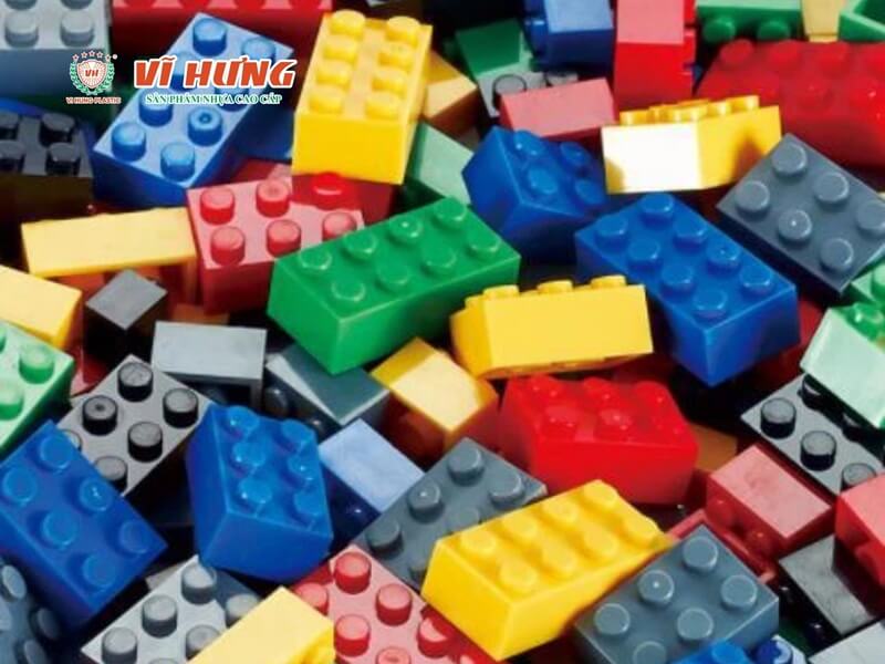 Các khối nhựa nhiều màu minh họa khả năng chịu va đập và độ bền cơ học của nhựa cứng