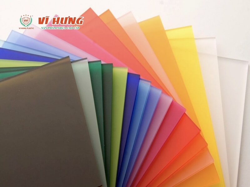 Các tấm nhựa cứng nhiều màu sắc minh họa đặc tính giữ hình dạng và độ cứng của vật liệu polymer