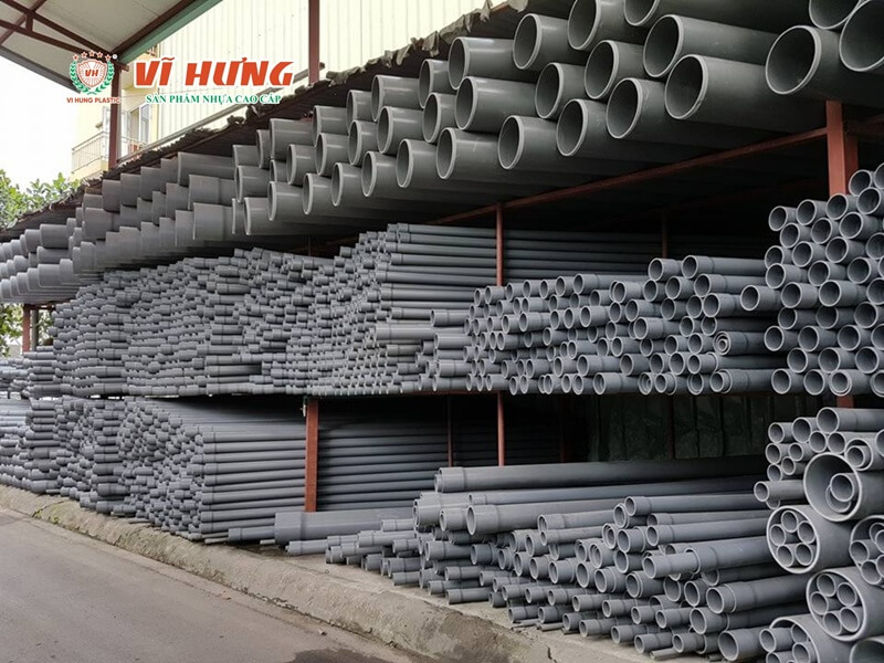 Hệ thống ống nhựa PVC trong kho vật liệu xây dựng minh họa ứng dụng nhựa nhiệt dẻo trong hạ tầng