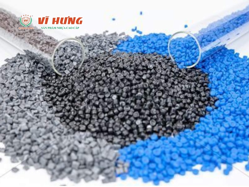Hình ảnh hạt nhựa tái sinh màu đen trộn cùng hạt nhựa nguyên sinh màu xanh trong sản xuất