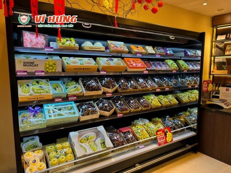 Cửa hàng trái cây nhập khẩu với tủ mát lớn trưng bày cherry và nho cao cấp