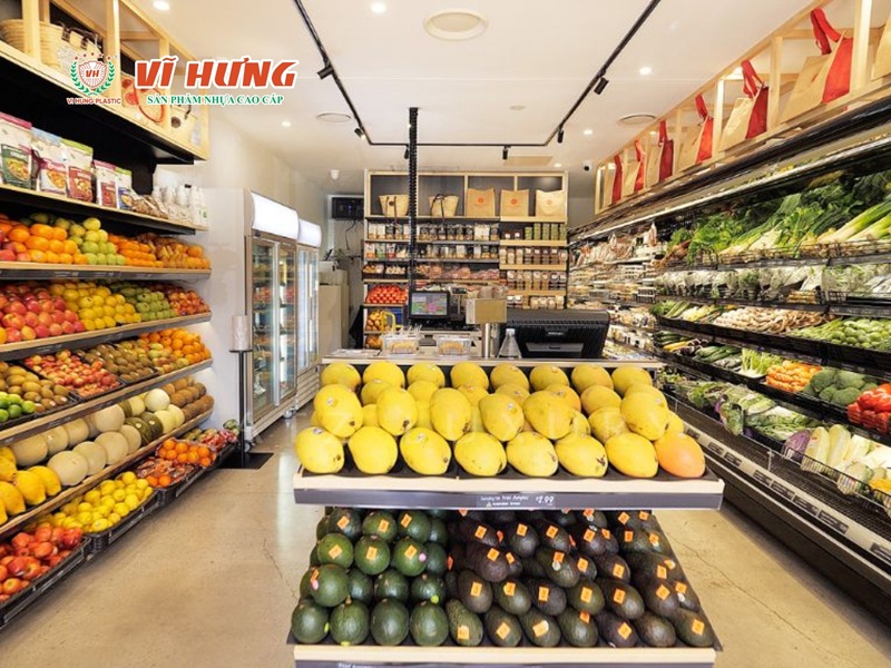 Cửa hàng trái cây nhỏ với tủ mát kính và kệ trưng bày trái cây gọn gàng