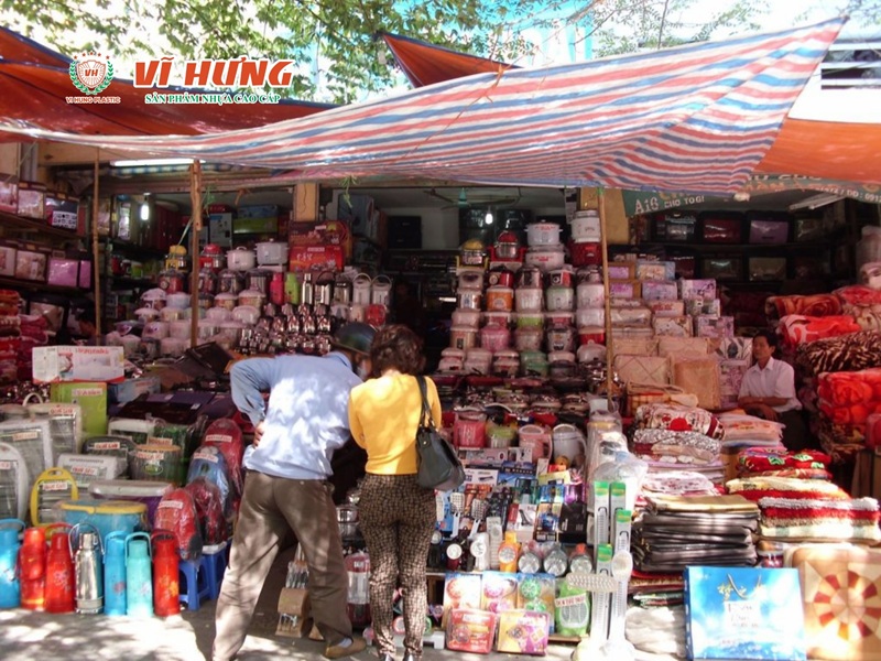 ửa hàng vật lý bán đồ gia dụng tại nông thôn Việt Nam, khách hàng đang trực tiếp chọn mua và tương tác với chủ hàng, thể hiện sự an tâm và dễ dàng đổi trả