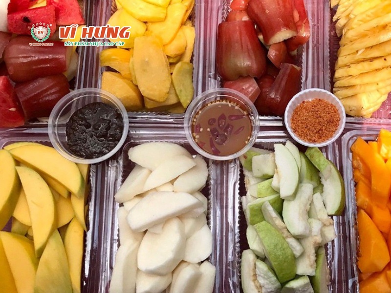 Đóng gói trái cây giao app với hộp nhựa, túi bạc và đá gel giữ lạnh