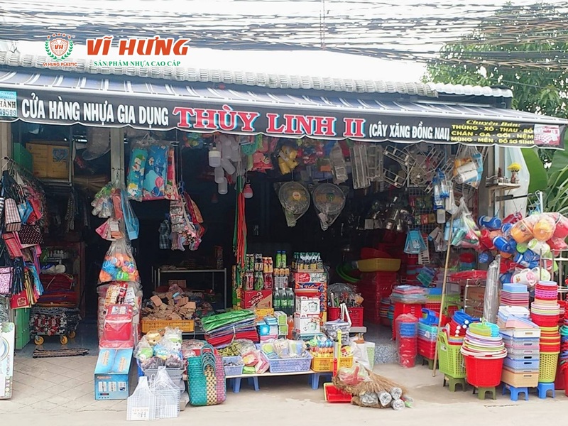 Cửa hàng đồ nhựa khởi nghiệp ngay tại sân trước nhà nông thôn Việt Nam sản phẩm được bày trực tiếp trước cửa tiệm