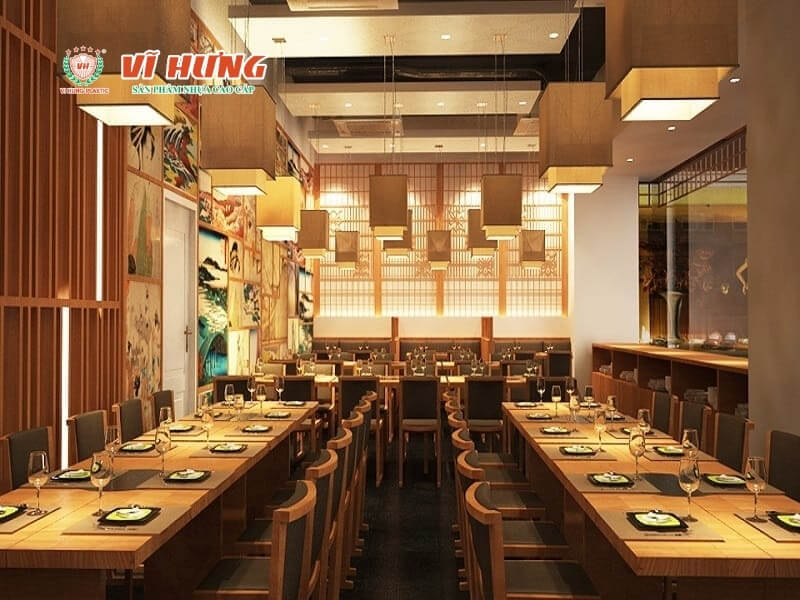 Không gian nhà hàng chi nhánh mới với nội thất gỗ ấm tông Nhật Bản, hệ thống đèn vuông và bàn ghế được setup chỉn chu chờ đón khách khai trương.