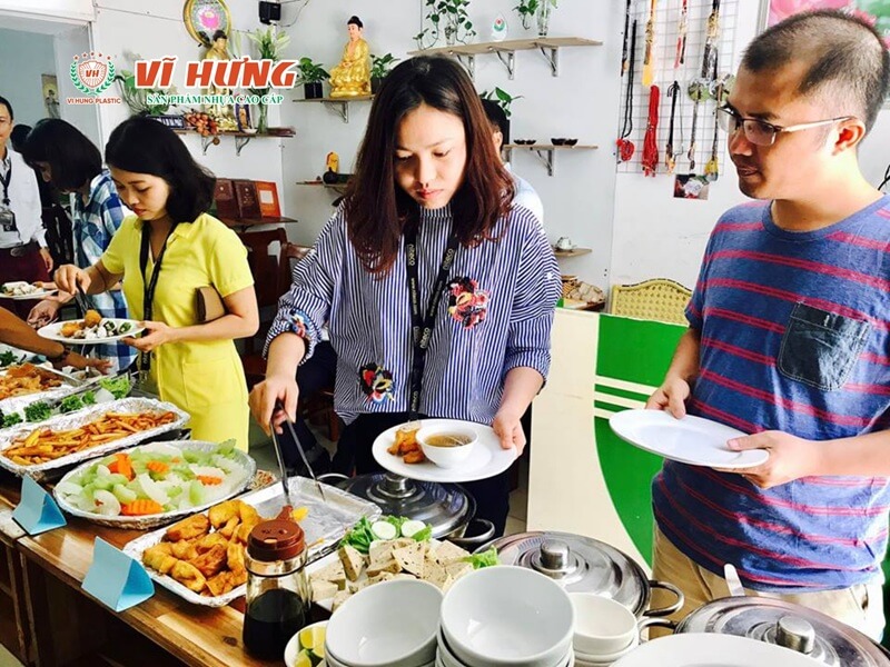 Khách hàng buffet chay hiện tại chia thành 3 nhóm chính: ăn chay theo tôn giáo, giới trẻ và dân văn phòng, người nước ngoài và khách du lịch