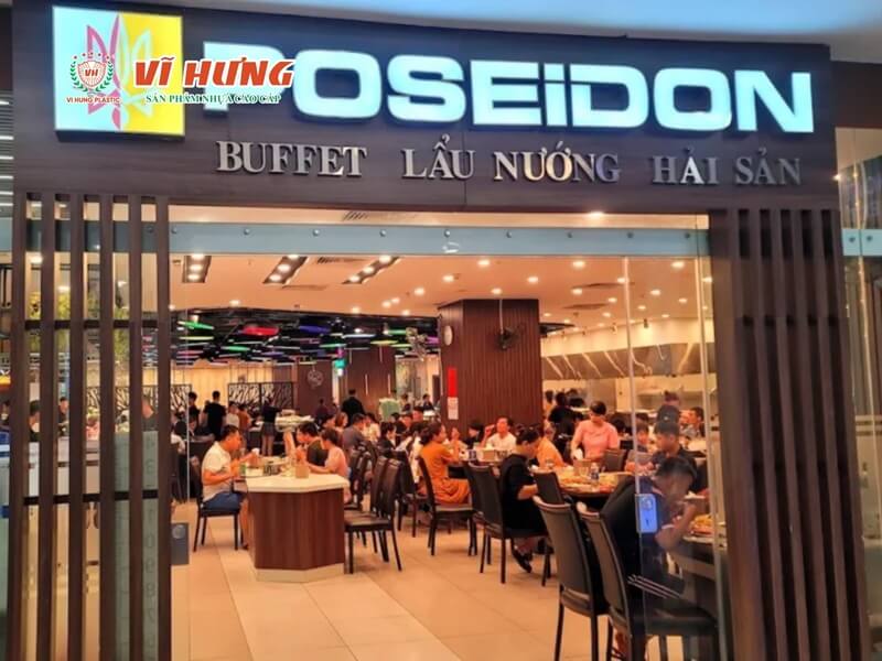 Mặt tiền nhà hàng Poseidon Buffet Lẩu Nướng Hải Sản trong trung tâm thương mại, đông khách ngồi ăn bên trong