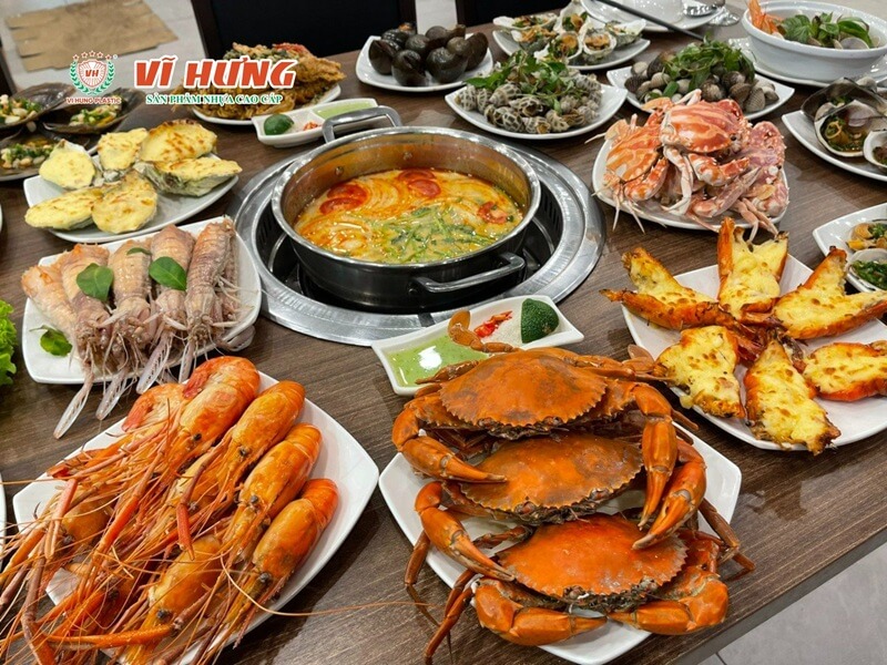 Bàn ăn buffet hải sản bình dân với tôm hùm, cua biển, lẩu và nhiều món hải sản nướng hấp đa dạng