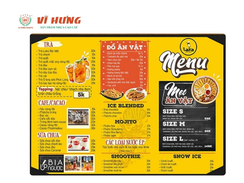 Thực đơn quán trà sữa kết hợp đồ ăn vặt với nền vàng, thiết kế rõ ràng gồm các danh mục trà, đồ ăn vặt, cà phê cacao, sữa chua, ice blended, mojito, nước ép, smoothie, snow ice, các phần kết hợp với giá tiết kiệm được hiển thị rõ