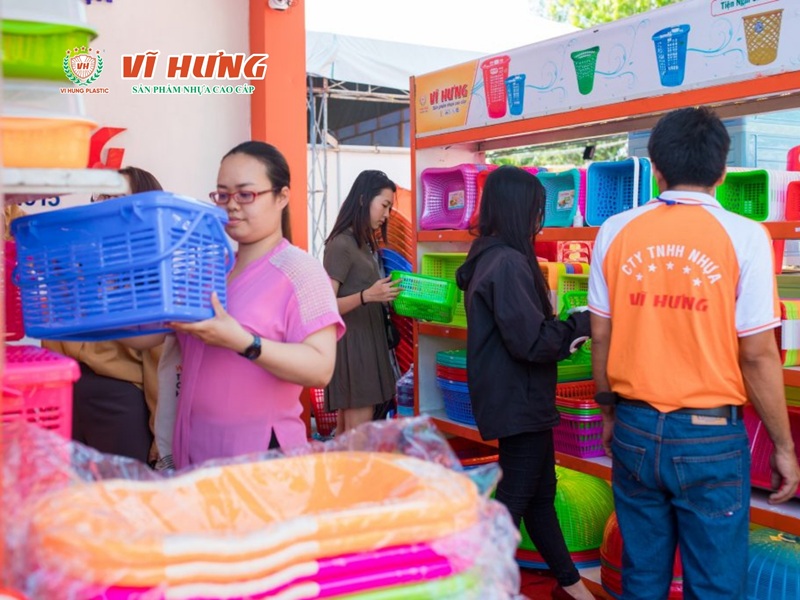 Cửa hàng đồ nhựa trực tiếp tại nông thôn Việt Nam, các bà nội trợ đang sờ tay kiểm tra giỏ nhựa trực tiếp tại cửa hàng