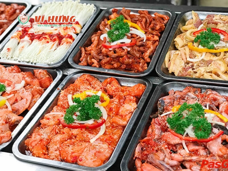 Các khay buffet bình dân với thịt ướp, xúc xích, nấm kim châm và món chiên được bày sẵn để phục vụ khách tự chọn.