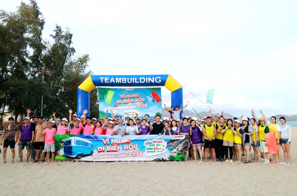Cả team ôm nhau cười, khoảnh khắc tự nhiên và đáng nhớ