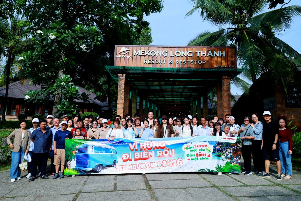 Cả đoàn chụp chung, biển xanh phía sau