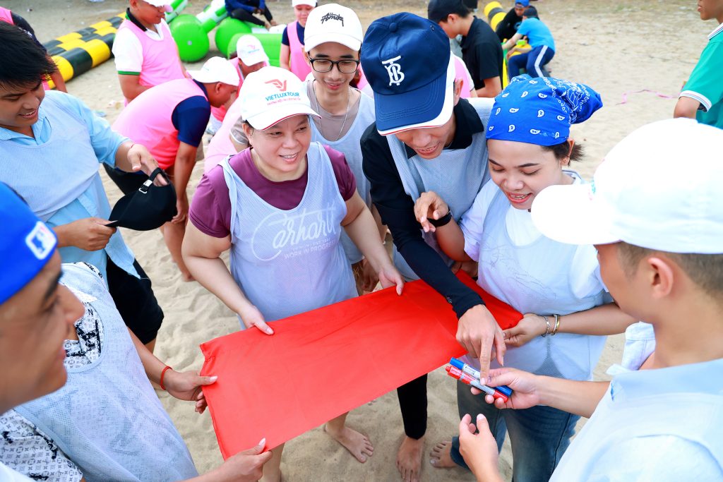 Viết tên team lên cờ