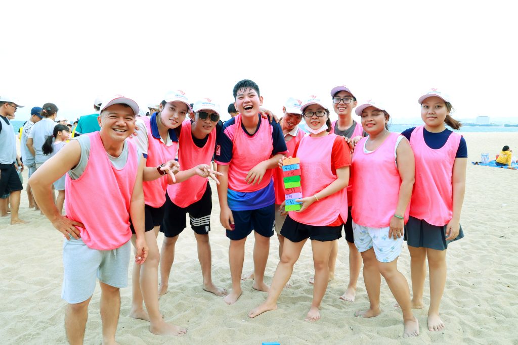 Trò xếp gạch, mọi người tập trung, căng thẳng không kém