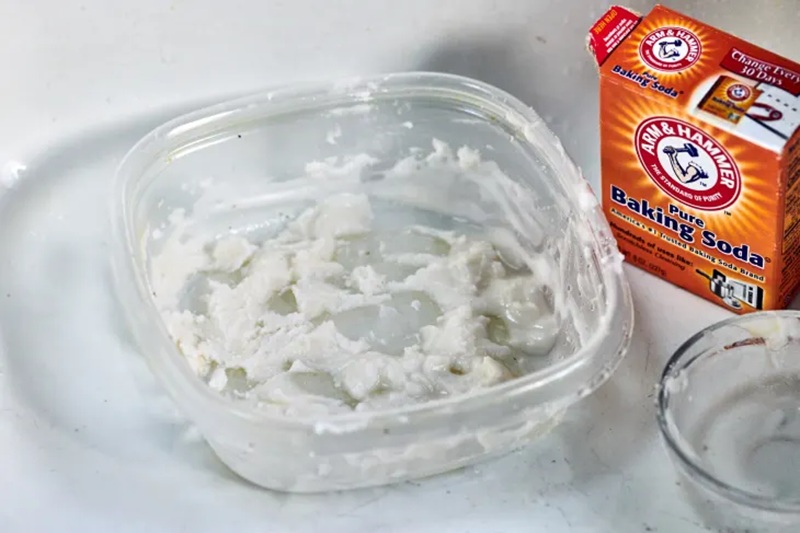 Cách tẩy trắng đồ nhựa bị ố vàng bằng baking soda
