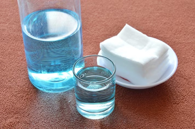 Cách tẩy trắng đồ nhựa bị ố vàng bằng oxy già